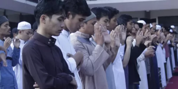 Foto Kegiatan Berbeda Hari, Bukan Berarti Berbeda Tujuan. Yayasan ZAD Al-Insaniyyah Melaksanakan Sholat Idul Adha Dan Penyembelihan Hewan Kurban 1444 H