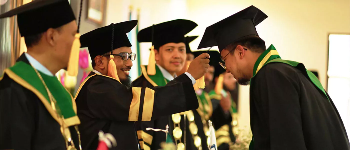 gambar Wisuda angkatan pertama <span>mahasiswa STIQ ZAD</span>