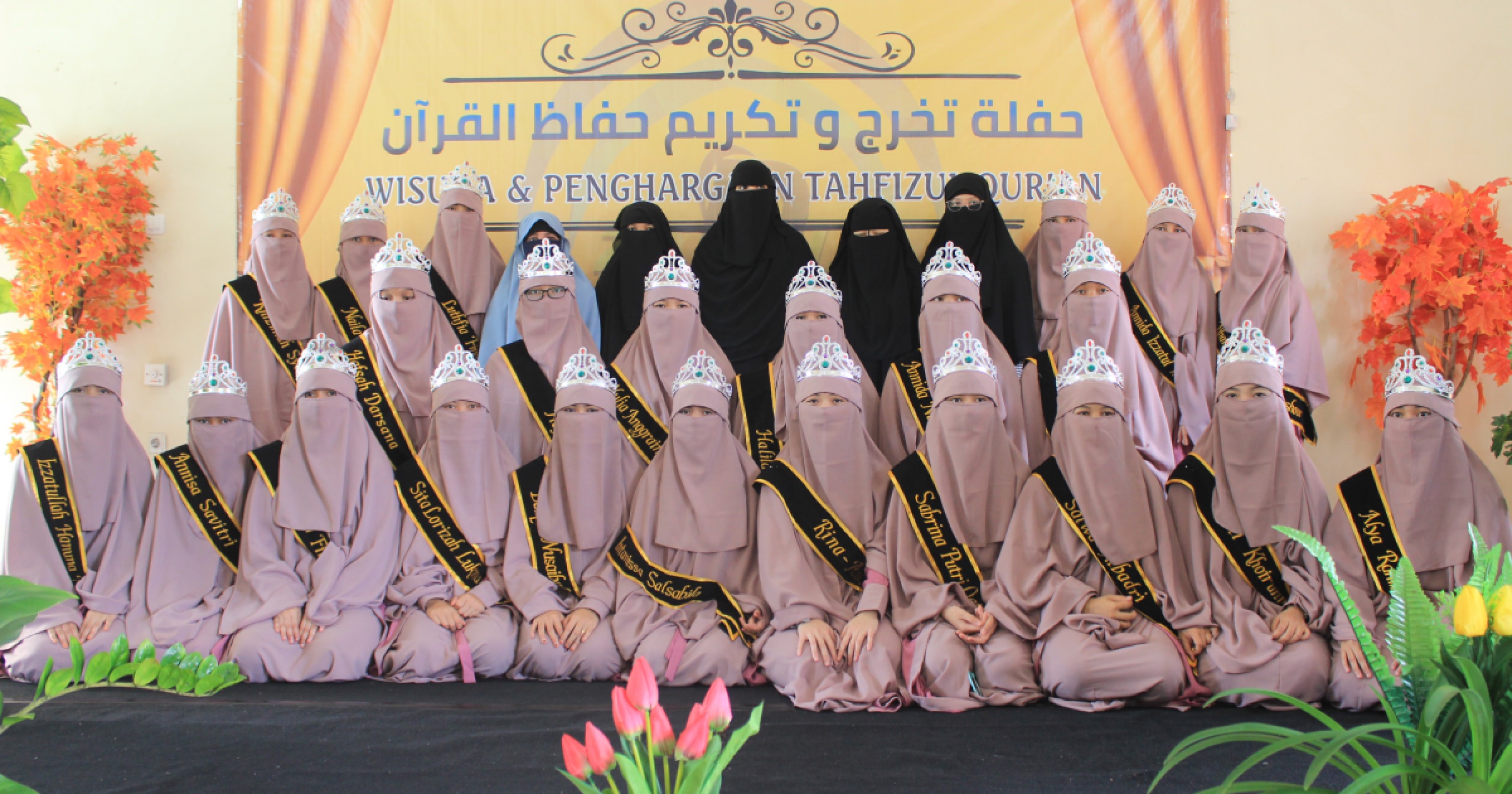 Foto Kegiatan Wisuda Pertama dan Momen Penghargaan Santriwati Markaz Tahfizh ZAD (MTZ) Cipanas