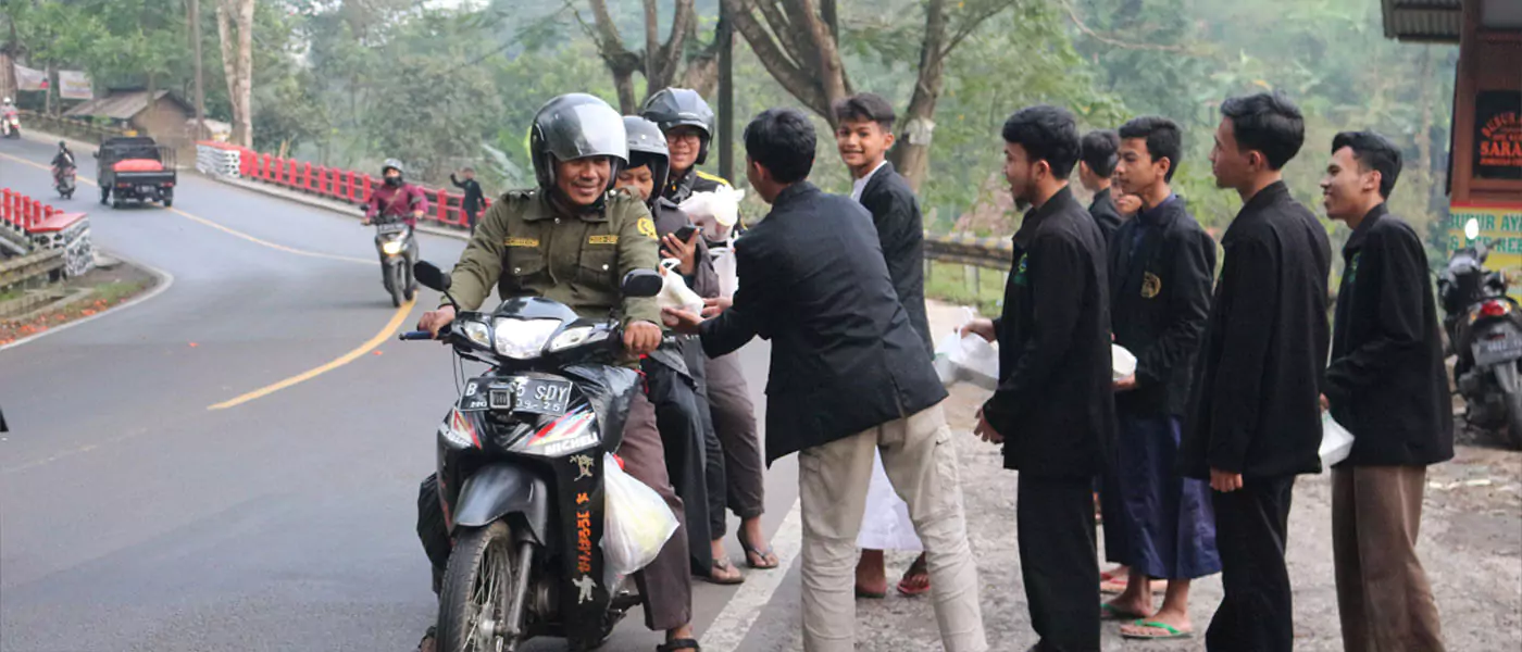gambar Tim Zad Peduli Menyalurkan Amanah dari para donatur untuk <span>Iftor Gratis Di Bulan Ramadhan</span>